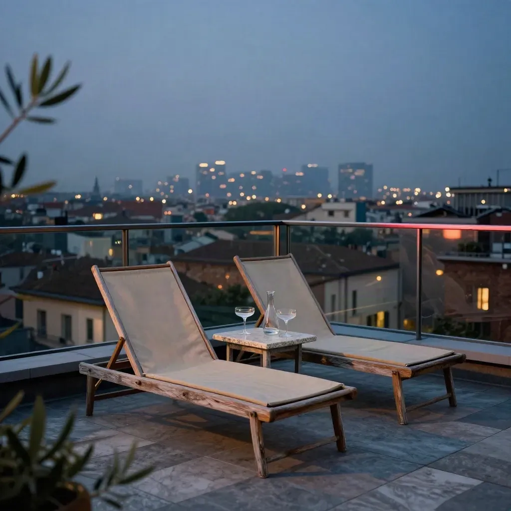 Terrazza panoramica su Milano al crepuscolo con due sedie e skyline illuminato.